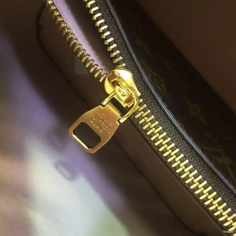19B570402 Bags LV 0513